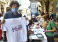 Marco Cappato durante la raccolta firme per il referendum sull'eutanasia (foto Ansa)