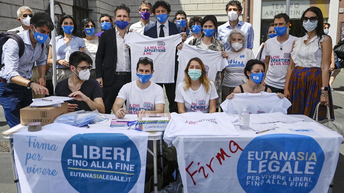 La raccolta firme per il referendum sull'eutanasia legale organizzata dall'Associazione Luca Coscioni a Roma