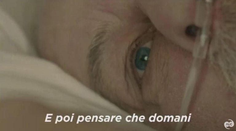 L’ipocrisia di chi si angustia per i suicidi e propaganda l’eutanasia