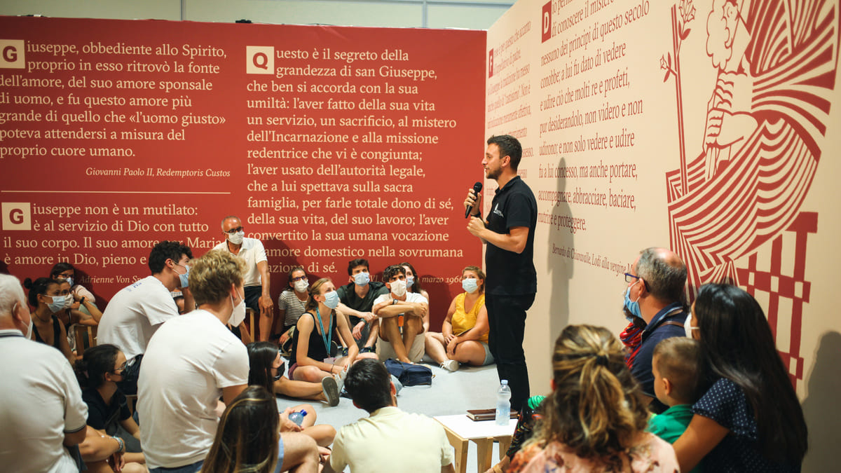 Lo stand della Fraternità San Carlo Borromeo al Meeting 2021 di Rimini