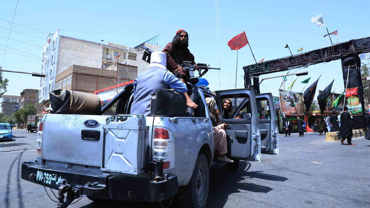 Una pattuglia armata dei talebani controlla le strade di Herat, in Afghanistan