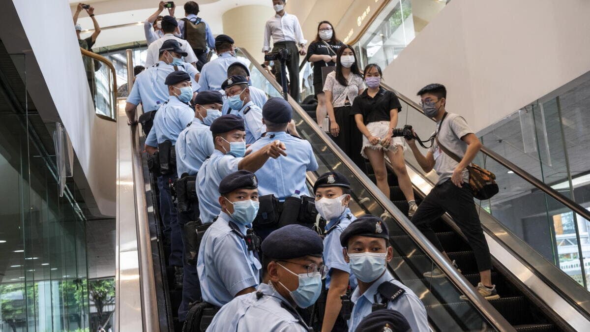 La polizia di Hong Kong si reca in tribunale per assistere al primo verdetto sulla base della legge sulla sicurezza nazionale