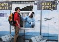 Un giovane effettua un tampone all'aeroporto in Israele