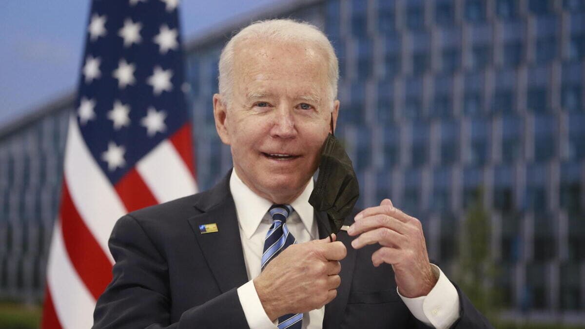 Joe Biden, presidente degli Stati Uniti, si toglie la mascherina al vertice Nato