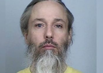 Condannato per l’attentato a una moschea nel Minnesota nel 2017, Michael Hari oggi si dichiara trans e vuole essere chiamato Emily Claire