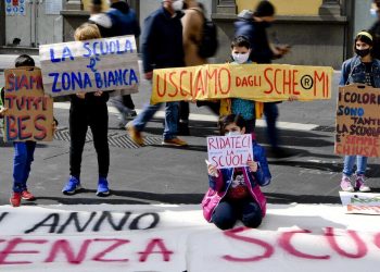 Una delle tante manifestazioni a Napoli contro la rinnovata chiusura delle scuole in Campania decisa a marzo scorso dal governatore De Luca