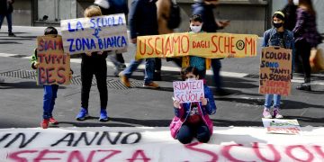 Una delle tante manifestazioni a Napoli contro la rinnovata chiusura delle scuole in Campania decisa a marzo scorso dal governatore De Luca