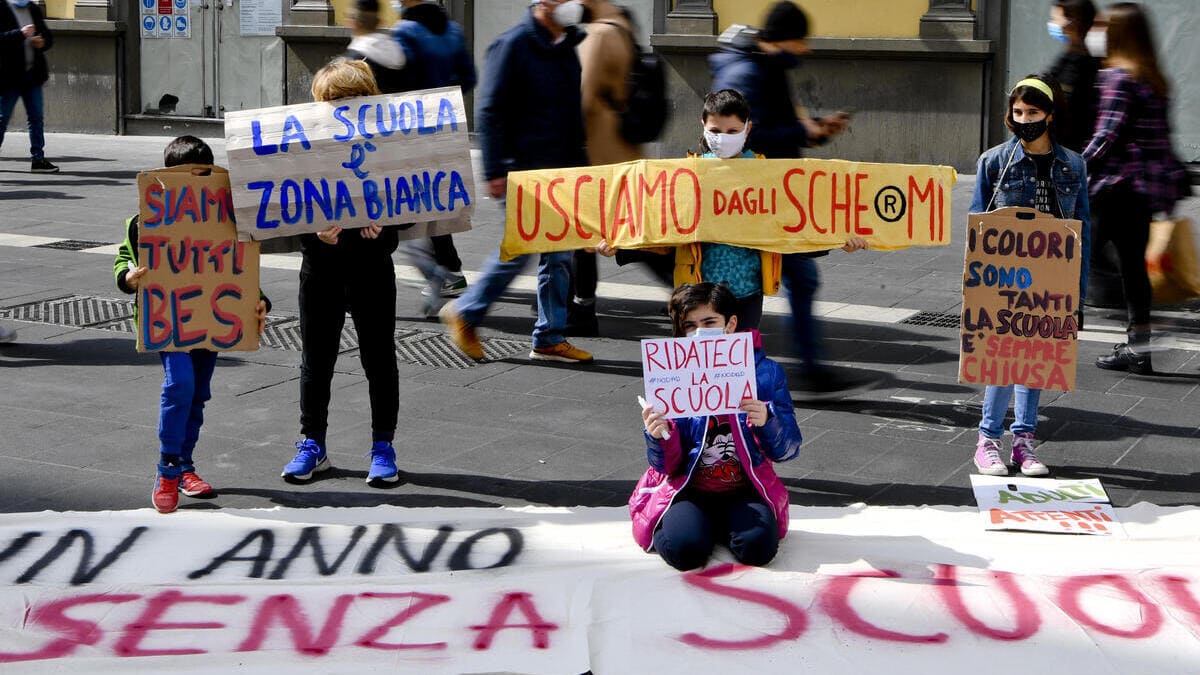 Una delle tante manifestazioni a Napoli contro la rinnovata chiusura delle scuole in Campania decisa a marzo scorso dal governatore De Luca