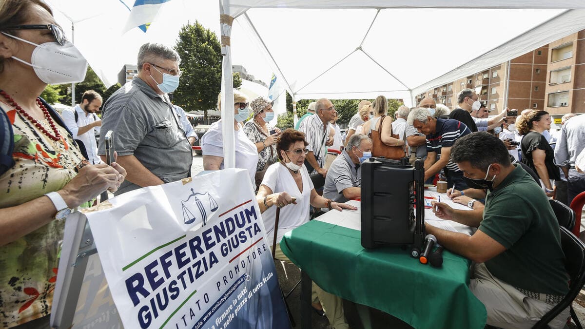 A un gazebo della Lega a Roma vengono raccolte firme per i referendum sulla giustizia