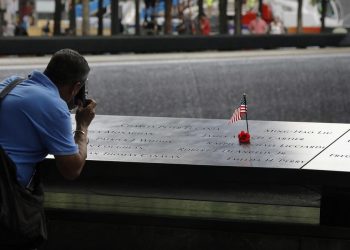 New York, un uomo fotografa il memoriale delle vittime dell'11 settembre