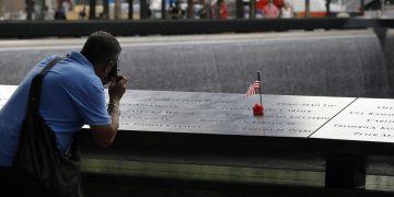 New York, un uomo fotografa il memoriale delle vittime dell'11 settembre