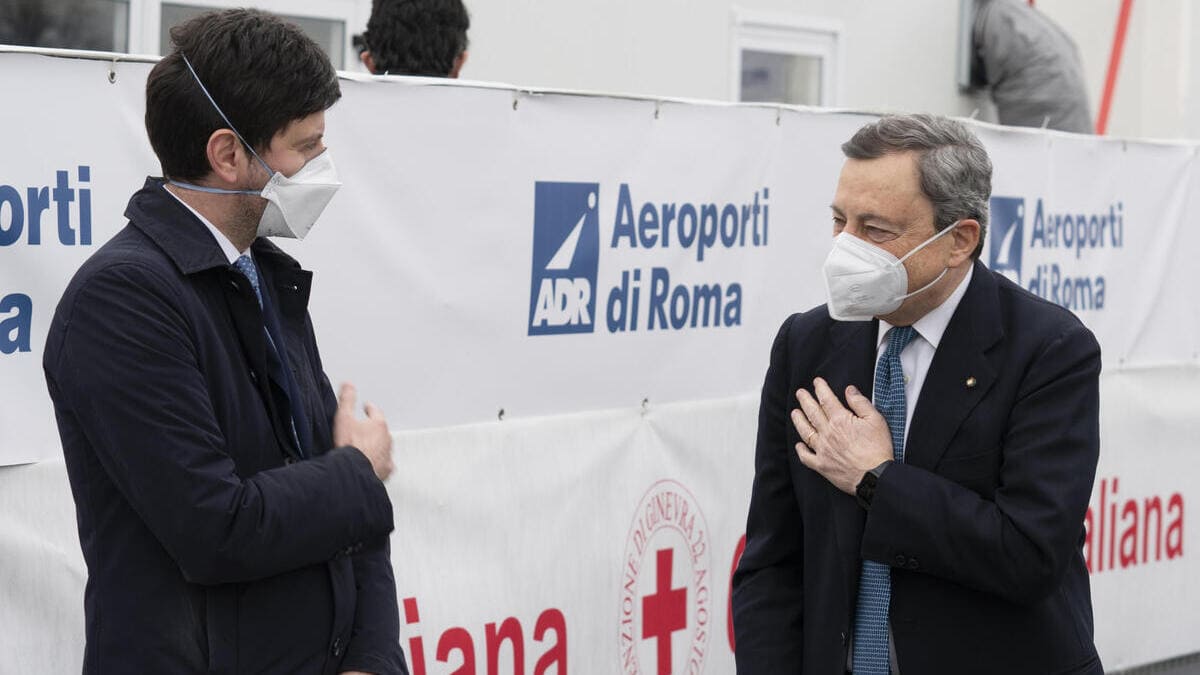Il ministro della Salute, Roberto Speranza, e il premier Mario Draghi (Ansa)