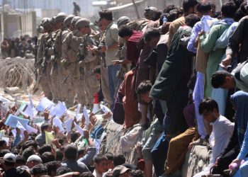 Folla all'aeroporto di Kabul