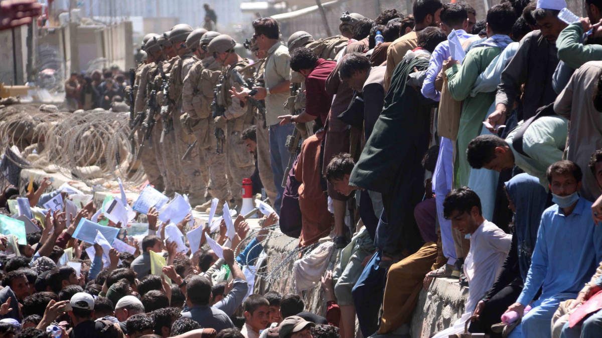 Folla all'aeroporto di Kabul