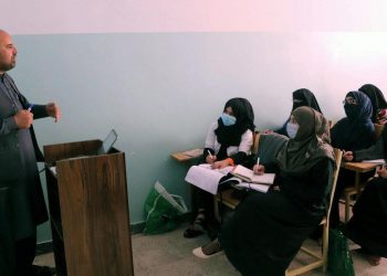 Donne studiano separate dagli uomini in Afghanistan a causa dei talebani