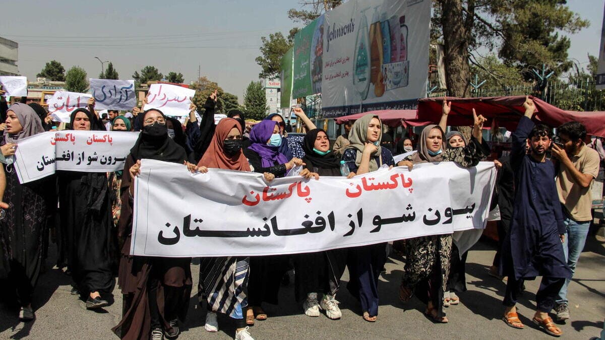 Le donne protestano contro i talebani a Kabul, in Afghanistan