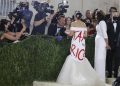 Alexandria Ocasio-Cortez impacchettata nel suo tubino "Tax the Rich" sul red carpet del Met in compagnia della stilista Aurora James (foto Ansa)