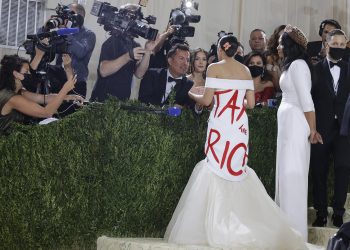 Alexandria Ocasio-Cortez impacchettata nel suo tubino "Tax the Rich" sul red carpet del Met in compagnia della stilista Aurora James (foto Ansa)