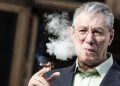 Umberto Bossi, fondatore della Lega Nord, mentre fuma un sigaro