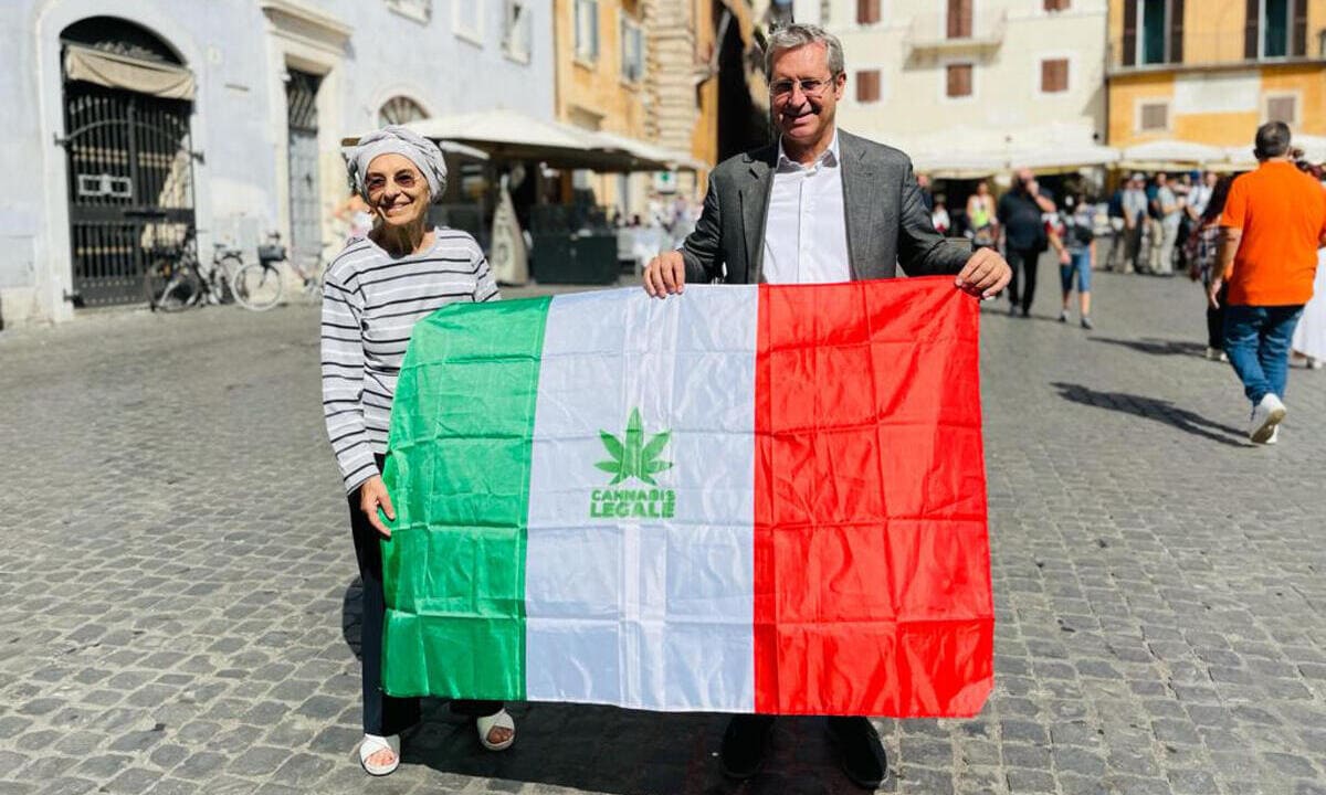 Il segretario di Più Europa e sottosegretario agli Esteri, Benedetto Della Vedova alla manifestazione di +Europa sul referendum cannabis, con la senatrice Emma Bonino e Riccardo Magi davanti al Parlamento a Roma, 18 settembre 2021.