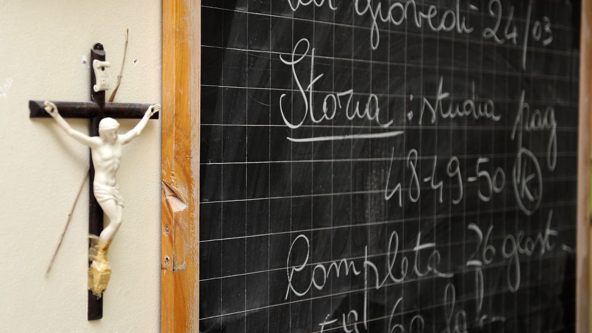 Un Crocifisso appesa in un'aula a scuola