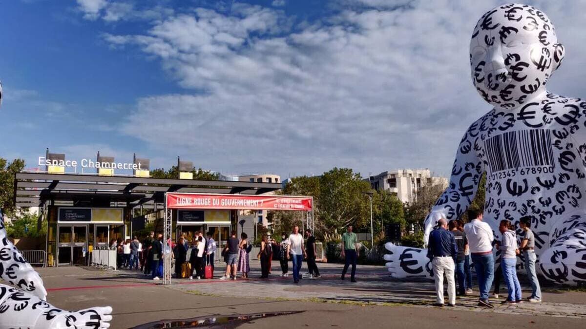 La Manif pour tous protesta contro la fiera dell'utero in affitto Desir d'Enfant a Parigi, in Francia