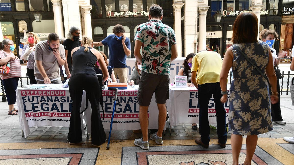 Un banchetto di raccolta firme per il referendum sull'eutanasia legale