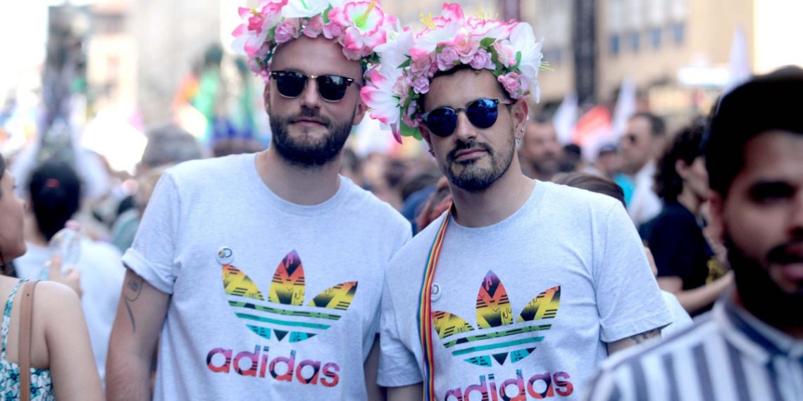 Due partecipanti al Gay Pride di Milano
