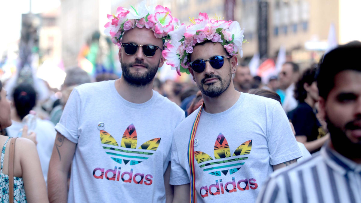 Due partecipanti al Gay Pride di Milano
