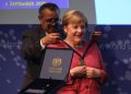 Il direttore generale dell'Oms Tedros Adhanom Ghebreyesus con il cancelliere tedesco Angela Merkel durante l'inaugurazione del WHO Hub for Pandemic and Epidemic Intelligence a Berlino, 1 settembre 2021
