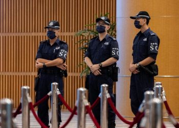 Poliziotti sorvegliano il voto per la Commissione elettorale a Hong Kong