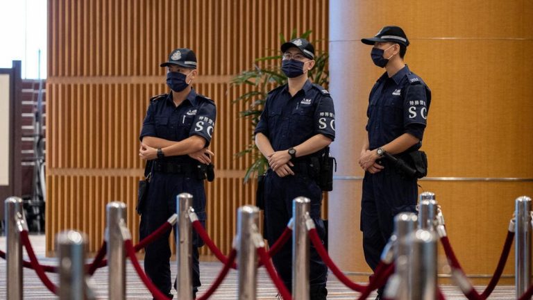 Due poliziotti per ogni elettore: la nuova “democrazia” di Hong Kong