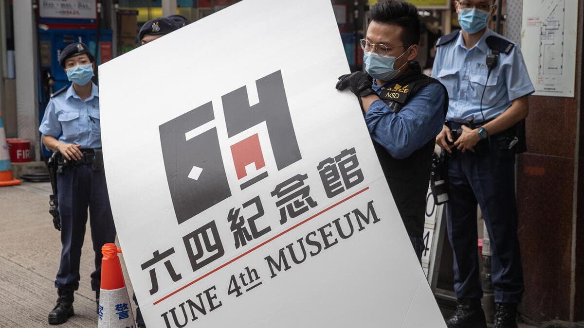 La polizia smantella il museo di Piazza Tienanmen a Hong Kong