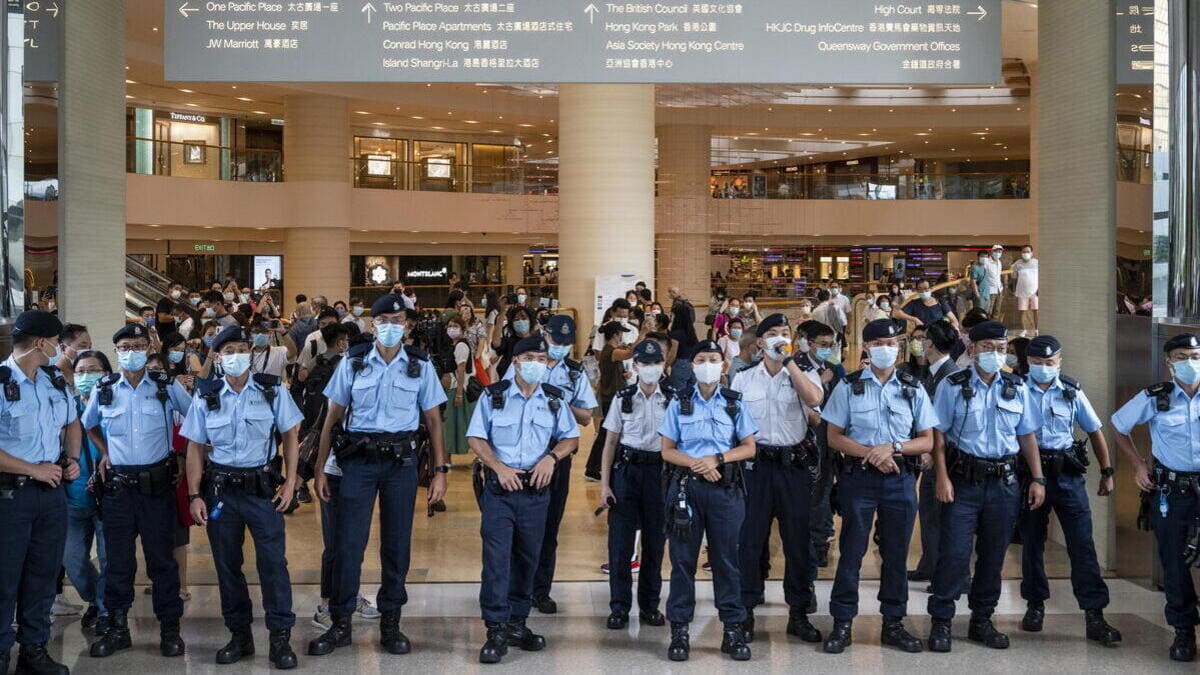 La polizia pattuglia un centro commerciale a Hong Kong