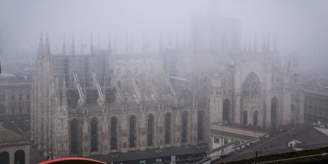 Vista sul Duomo di Milano avvolto nella nebbia