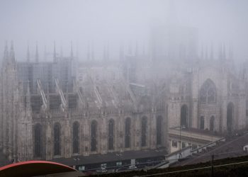 Vista sul Duomo di Milano avvolto nella nebbia