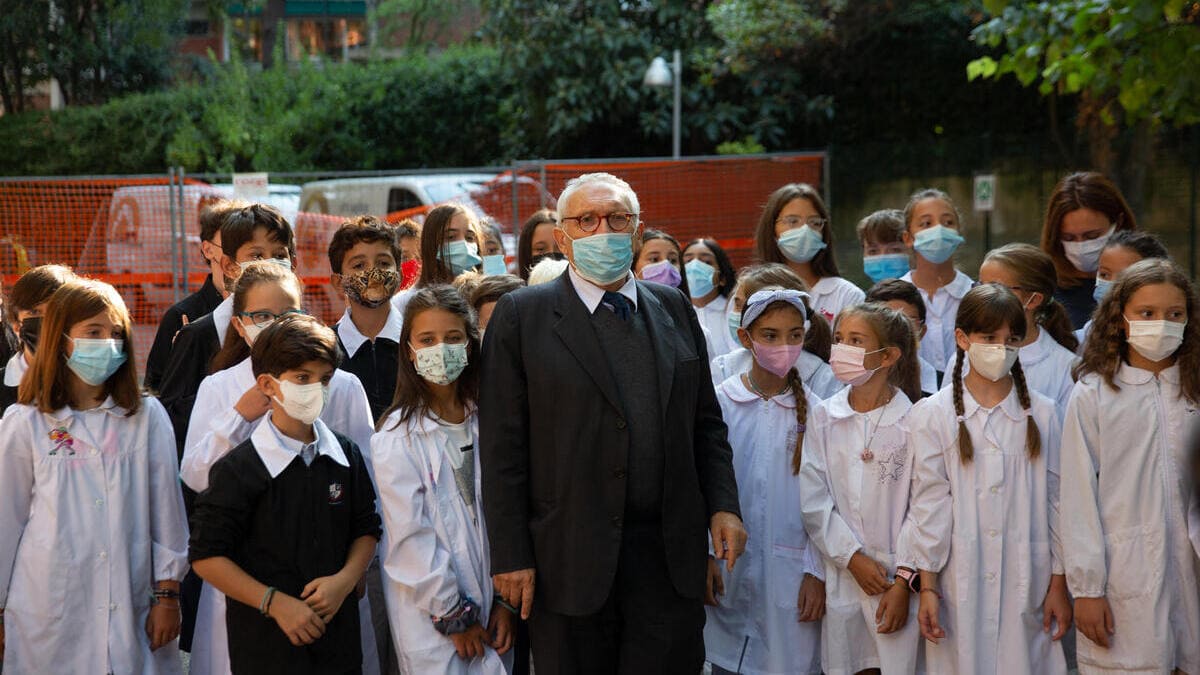 Ritorno in aula, il ministro dell'Istruzione Patrizio Bianchi visita una scuola elementare a Bologna 