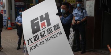 La polizia di Hong Kong irrompe nel Museo del 4 giugno su Tienanmen e lo smantella