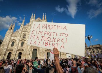 Manifestazione anti green pass in piazza Duomo a Milano, 28 agosto 2021