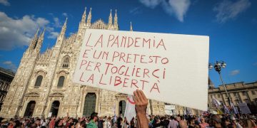 Manifestazione anti green pass in piazza Duomo a Milano, 28 agosto 2021