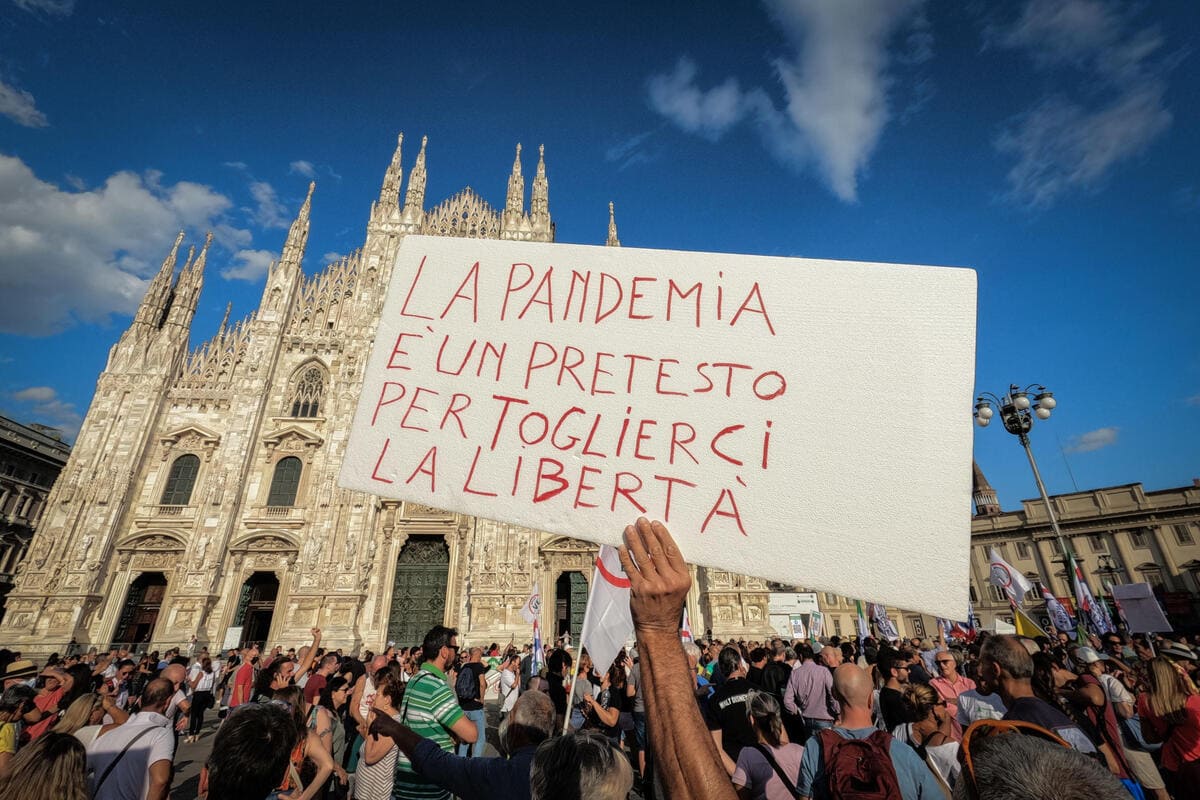 Manifestazione anti green pass in piazza Duomo a Milano, 28 agosto 2021
