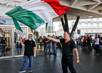 I due manifestanti No Vax che si sono presentati alla manifestazione che era stata organizzata alla stazione ferroviaria di piazza Garibaldi alla Centrale di Napoli presidiata dalle forze dell'ordine, Napoli, 1 settembre 2021