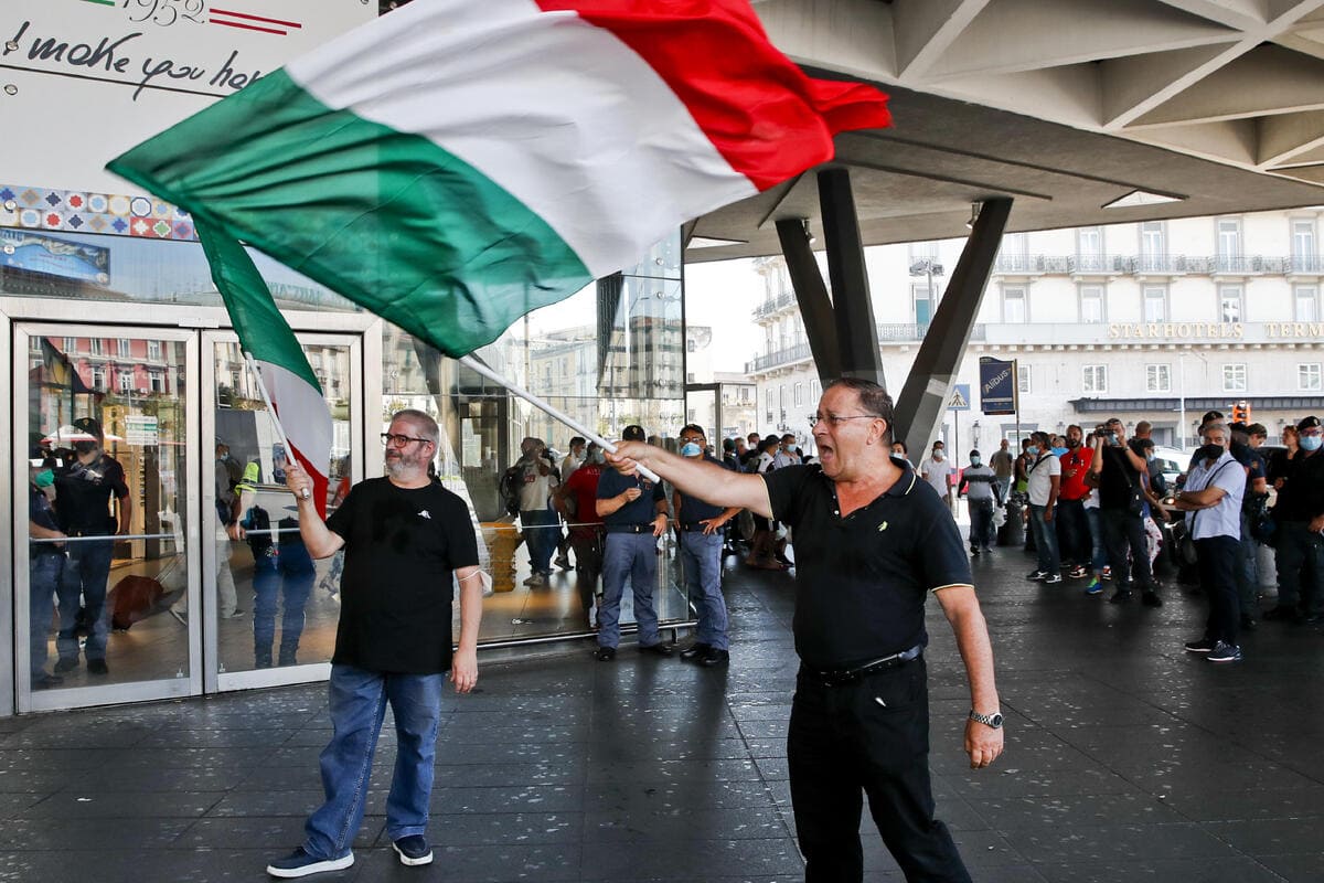 I due manifestanti no vax alla stazione ferroviaria Centrale di Napoli, Napoli, 1 settembre 2021