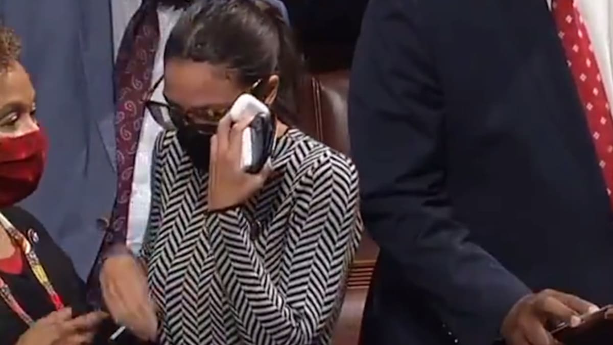 Alexandria Ocasio-Cortez in lacrime dopo il voto su Iron Dome