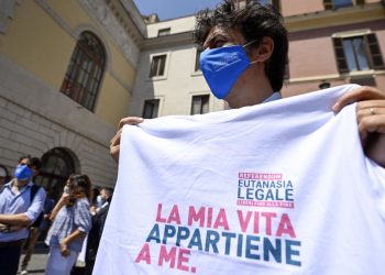 Marco Cappato raccoglie firme per il referendum sull'eutanasia