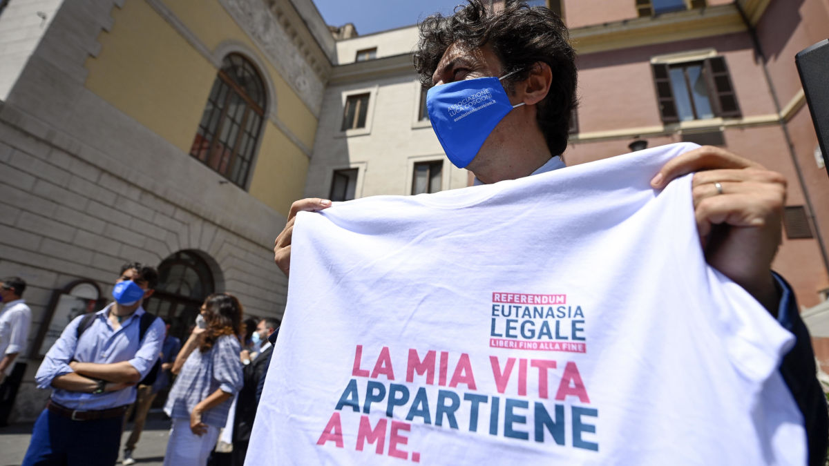 Marco Cappato raccoglie firme per il referendum sull'eutanasia