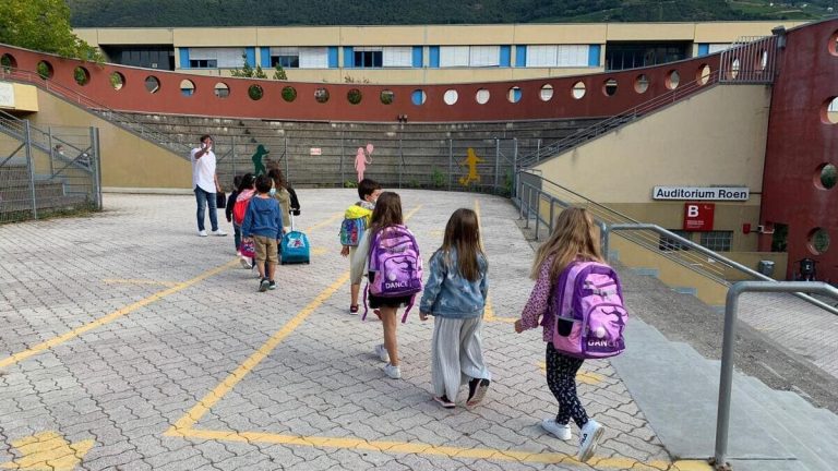 Iniziare la scuola per sorprendere la vita nel suo darsi