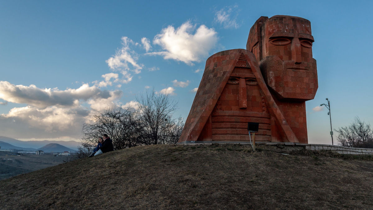 Siamo le nostre montagne, monumento simbolo del Nagorno-Karabakh a Stepanakert