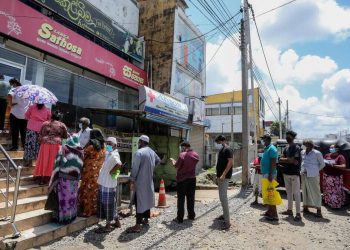 Lunghe code nella capitale dello Sri Lanka, Colombo, per comprare generi di prima necessità a prezzi calmierati a causa della crisi innescata dal Covid-19