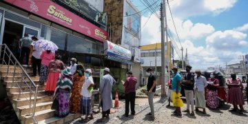 Lunghe code nella capitale dello Sri Lanka, Colombo, per comprare generi di prima necessità a prezzi calmierati a causa della crisi innescata dal Covid-19